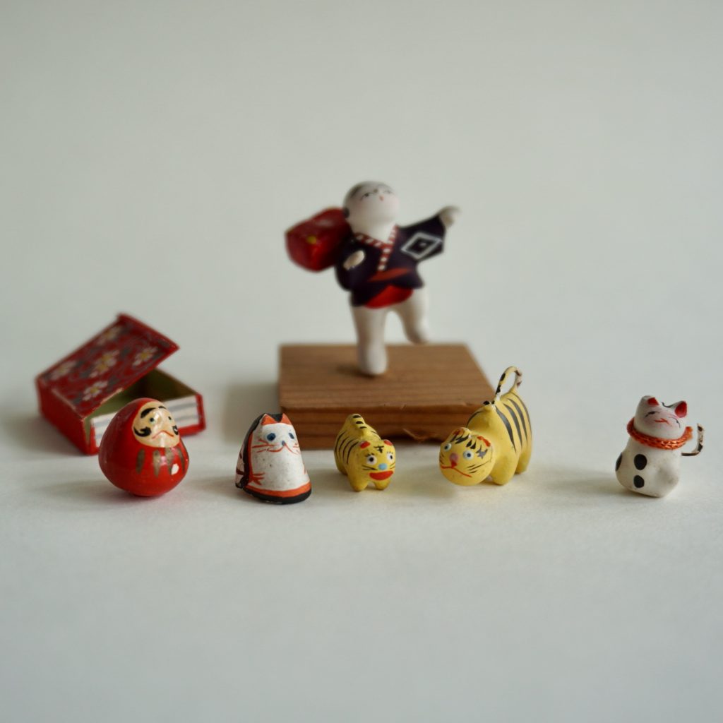 Edo toys. A set of small hand-crafted clay dolls, less than 1cm in size. They represent the customs of the Edo period.