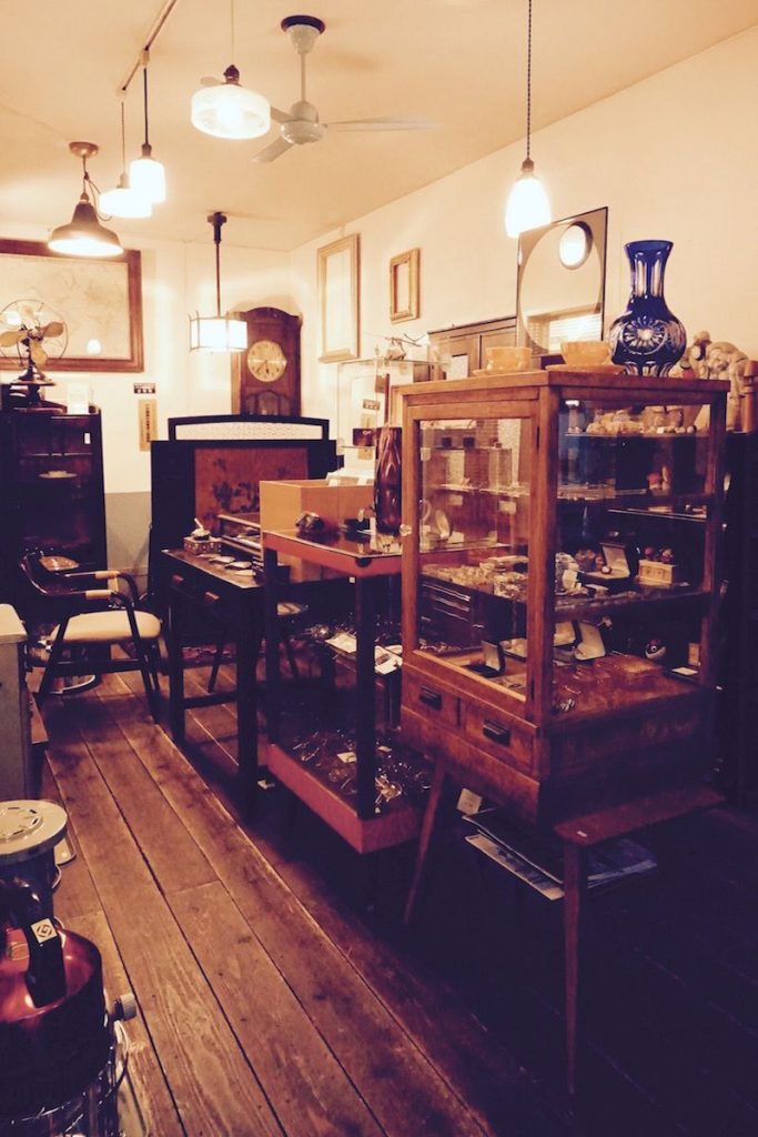  Sasaya Vintage Shop in Fukuoka offers handpicked antiques, retro finds, and unique decor items. Explore our curated collection of timeless treasures.